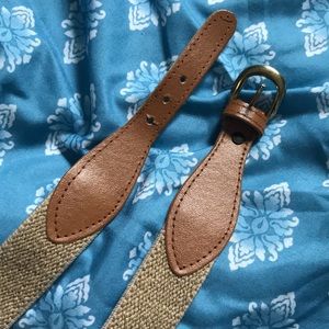 Stretchy belt with brown leather and gold accent